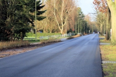 12b   De Groningerweg thv OBS Paterswolde-Noord in de richting van Eelderwolde. Foto uit 2012.