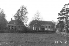13a   Openbare Basisschool Paterswolde-Noord en woonhuis hoofd der school. Foto uit 1989.