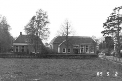 13a   Openbare Basisschool Paterswolde-Noord en woonhuis hoofd der school. Foto uit 1989.
