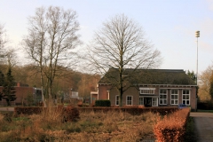 13b  Voormalige School-Noord in leegstand. Foto uit 2012.