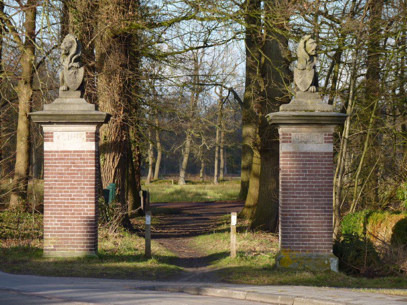 Paterswolde_Vennebroek_Leeuwenpoort-800 Leeuwenpoort bij Vennebroek (foto Wikipedia)