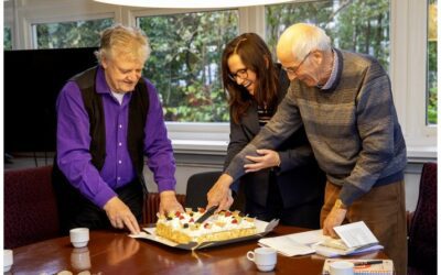 Feestelijke ondertekening overeenkomst onderhoud grafmonumenten